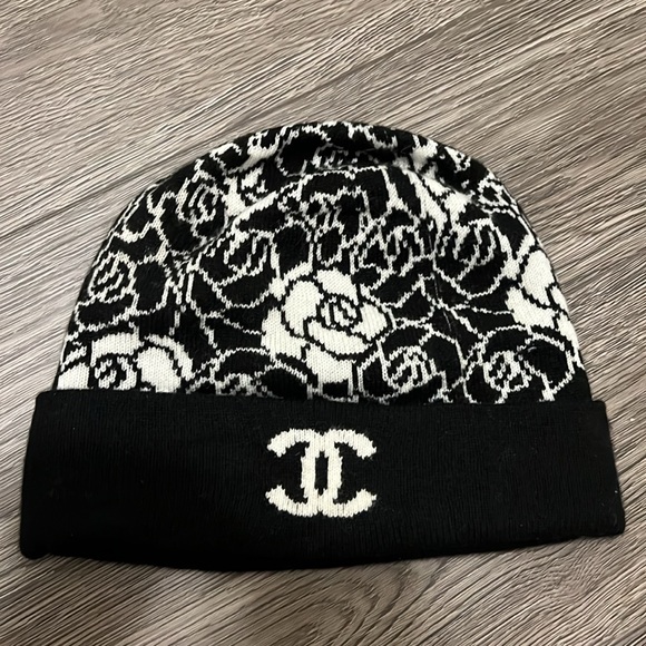 Chanel Beanie and scarf - Picture 3 of 9